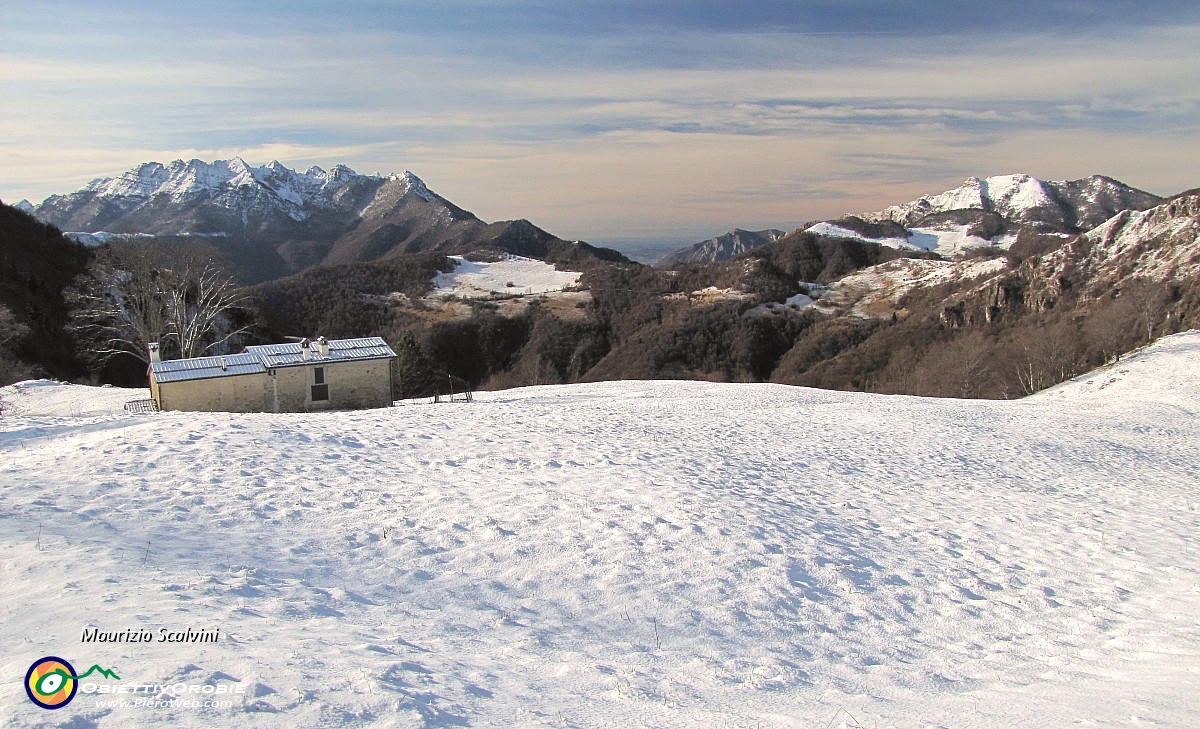 16 Gli ampi pascoli  e il panorama della baita....JPG